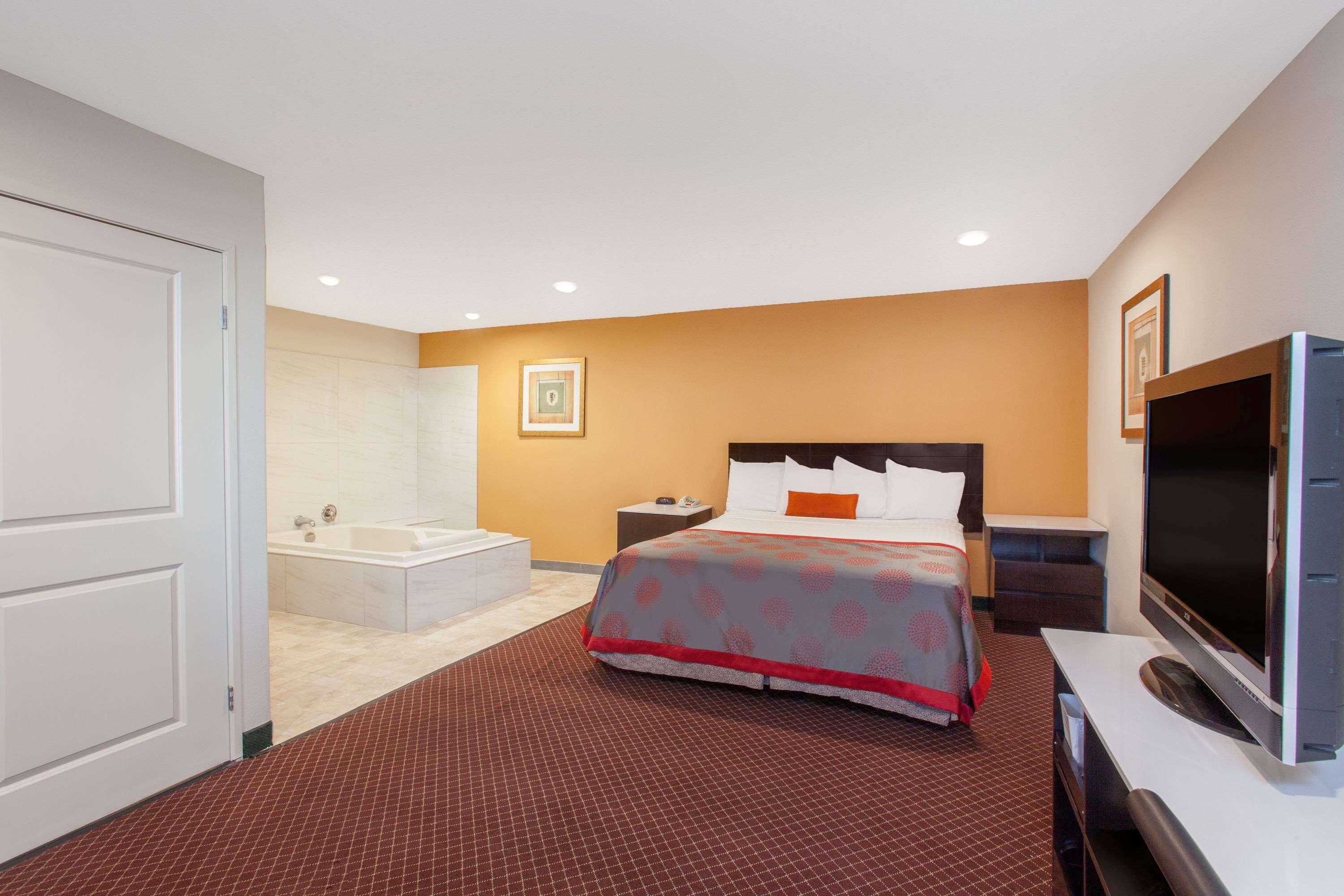 Ramada By Wyndham Culver City Los Angeles Bagian luar foto