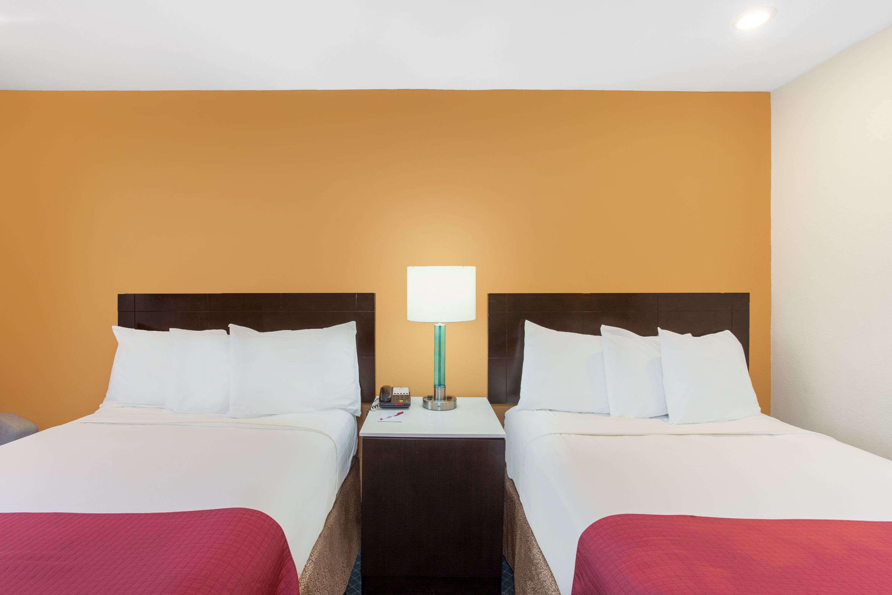 Ramada By Wyndham Culver City Los Angeles Bagian luar foto