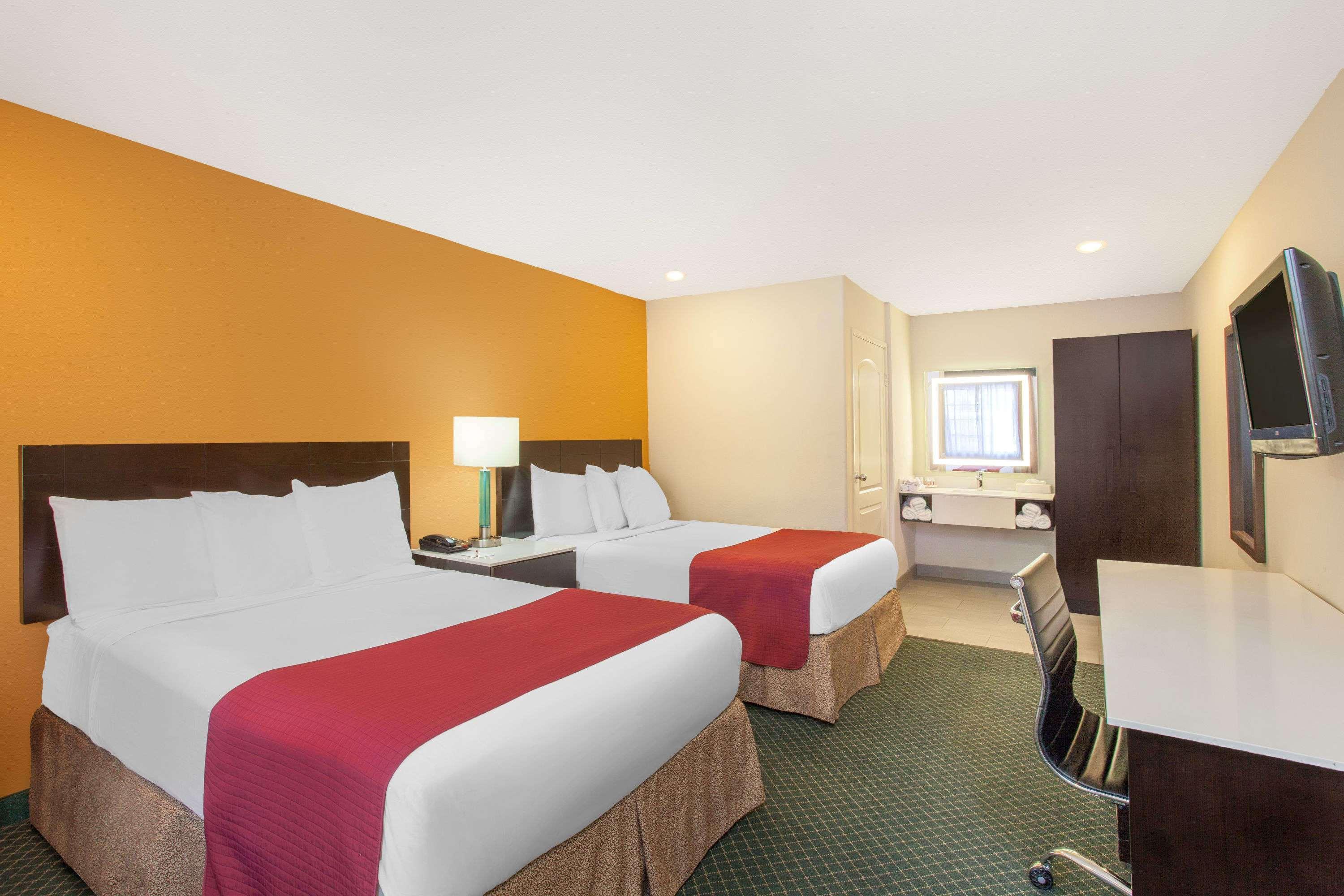 Ramada By Wyndham Culver City Los Angeles Bagian luar foto