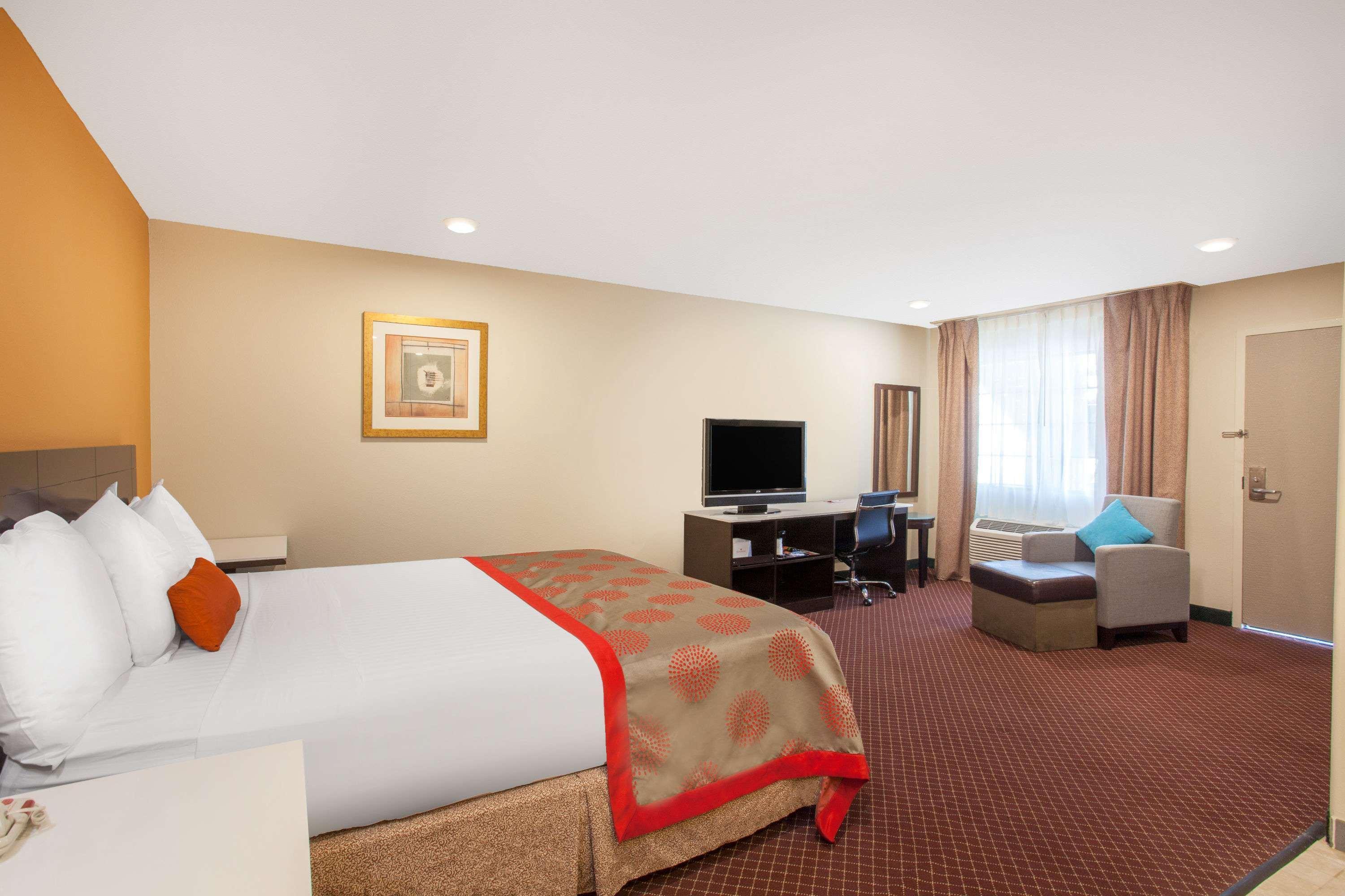 Ramada By Wyndham Culver City Los Angeles Bagian luar foto