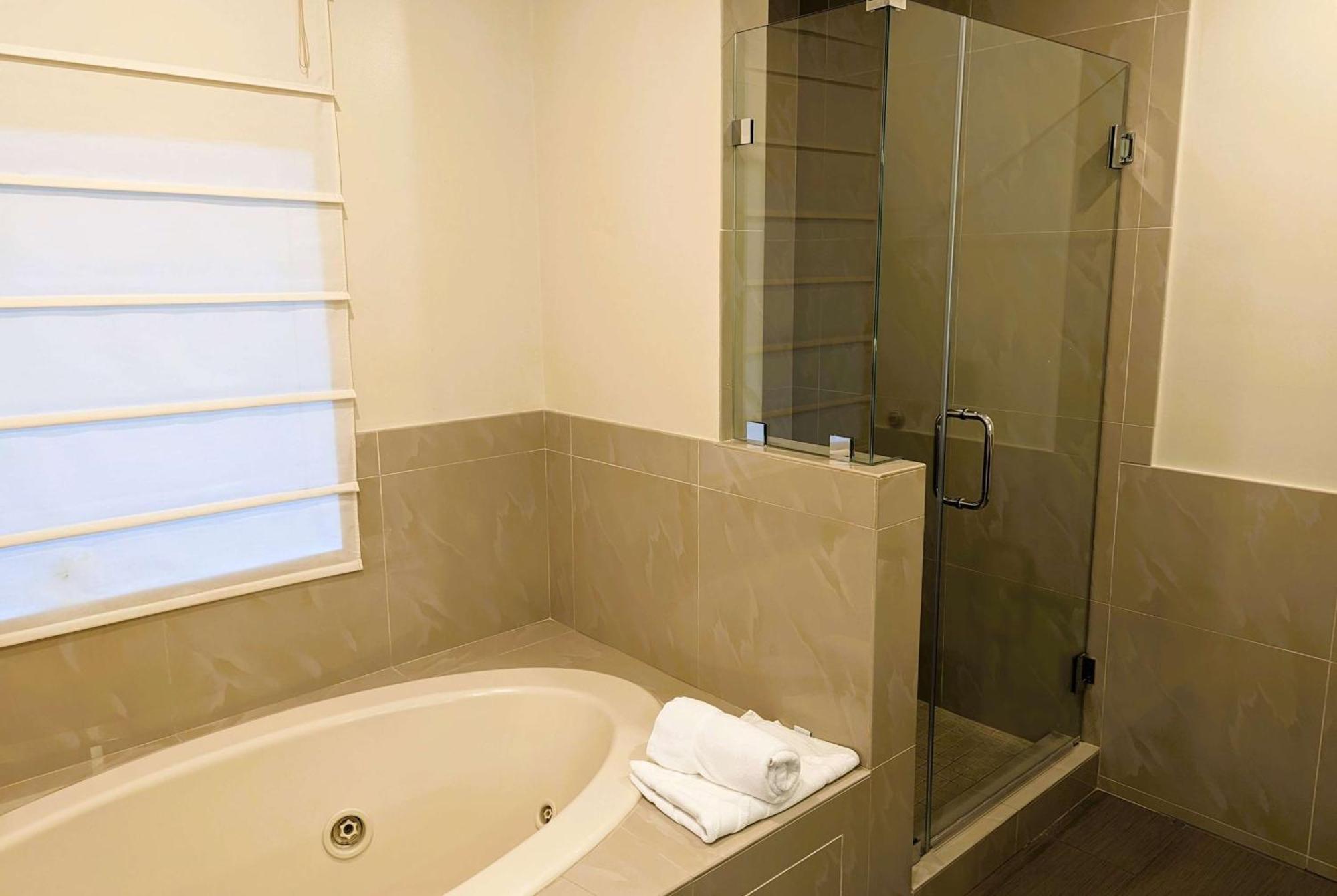 Ramada By Wyndham Culver City Los Angeles Bagian luar foto
